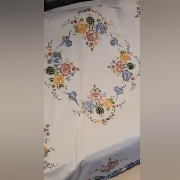 Round Floral tablecloth - Picture 6 of 7